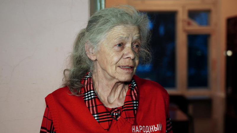 В Луганске поздравили с Днем матери пенсионерку, прибывшую помогать раненым