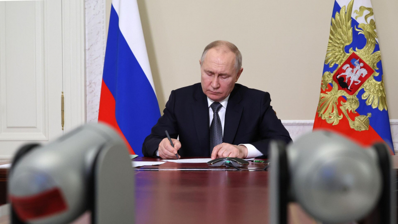 Путин подписал закон о компенсации за невыплату заработной платы