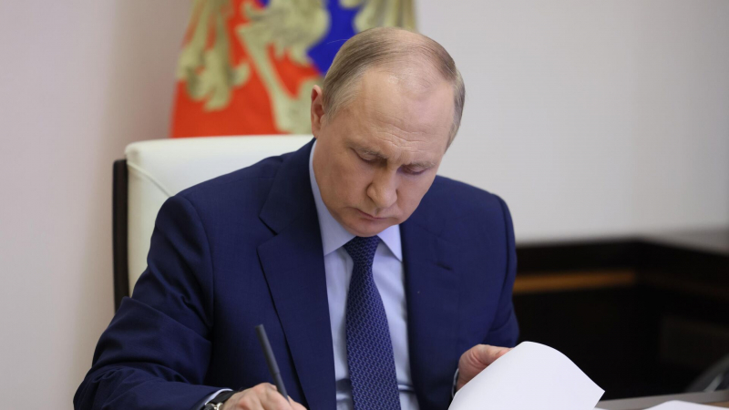 Путин подписал закон о компенсации за невыплату заработной платы