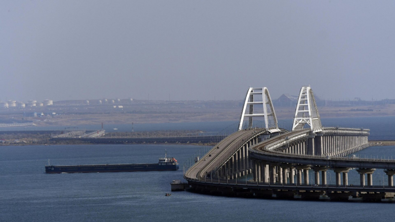 На Крымском мосту временно перекрыли движение