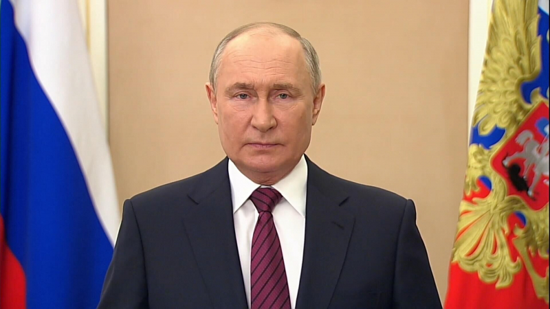 Путин поздравил работников местного самоуправления с праздником