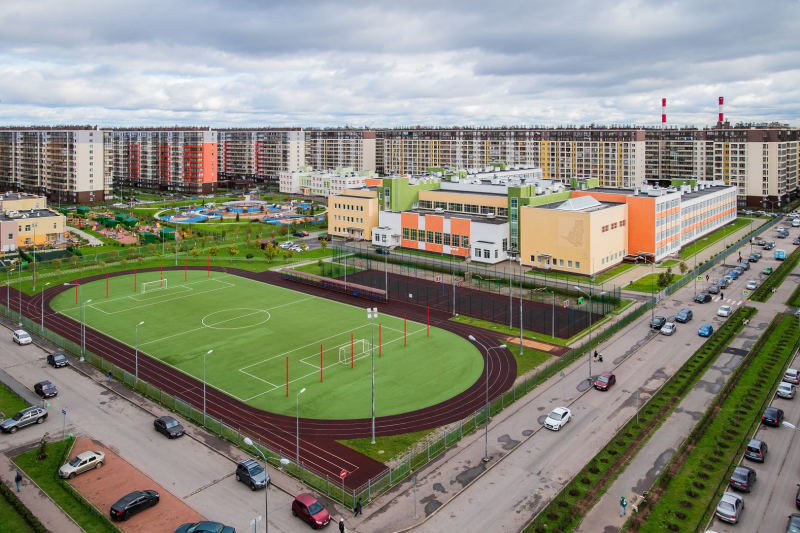 Типовые здания с нетипичным наполнением: как меняются школы в районах новостроек Петербурга