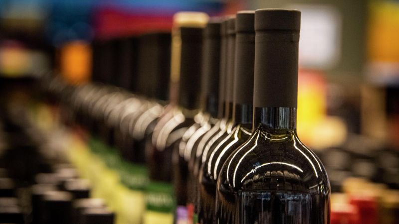 Эксперт рассказал о риске при покупке дешевого вина