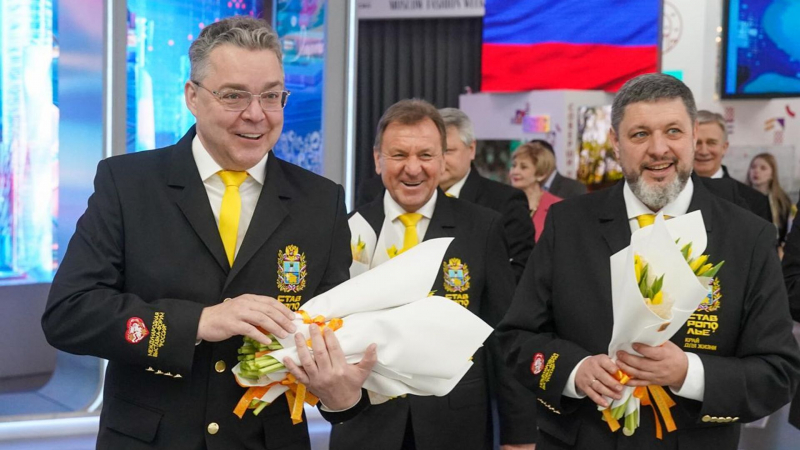 Губернатор Ставрополья поздравил посетительниц выставки "Россия" с 8 Марта