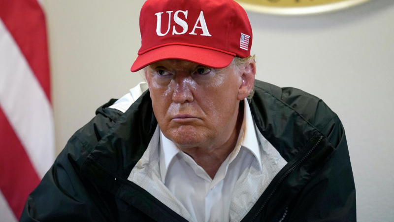 Трамп прибыл в Гаагу с развязанными шнурками и в кепке USA