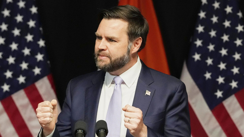 Вэнс выразил надежду, что Иран не станет восстанавливать ядерную программу