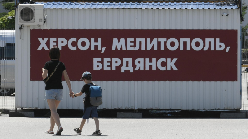 Рабочие ремонтируют дорогу Мелитополь-Бердянск в две смены