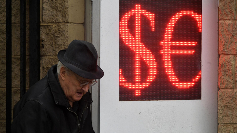 Россиянам объяснили, на что сейчас лучше потратить валюту