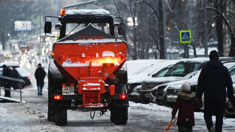 Более 75 тысяч рабочих и свыше 10 тысяч машин борются с непогодой в Москве