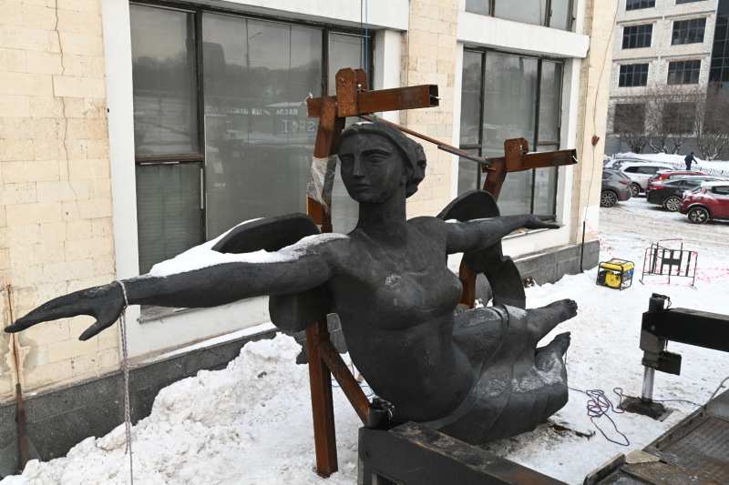 Скульптура «Электроника» вернулась на фасад завода «Светлана» после реставрации: посмотрите, как это было