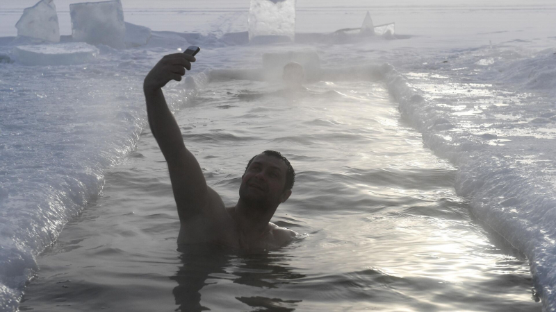 Тюменцы установили рекорд по зимнему плаванию в бронежилете с автоматом