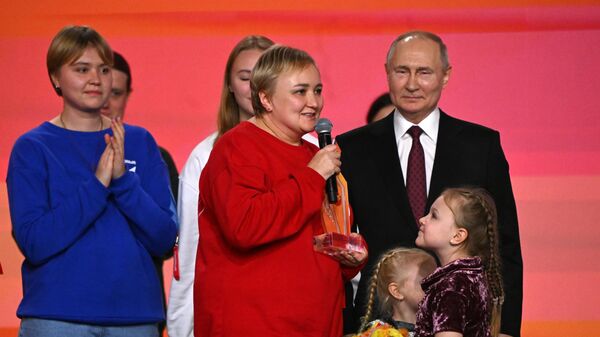 Путин вручил премию "Волонтер года" Наталье Аминевой