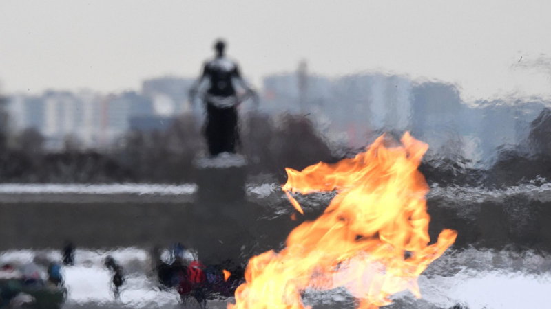 На Дворцовой площади в Петербурге выстроилась очередь за "блокадным" хлебом