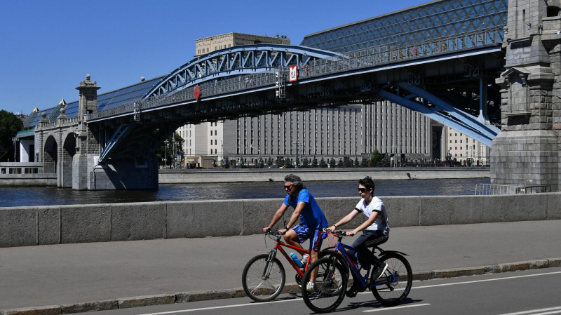 Андреевский мост промыли в центре Москвы