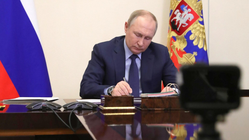 Путин подписал закон о дополнительном свидании обвиняемого с ребенком