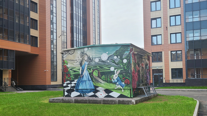 Трансформаторная подстанция во дворе нового дома в Выборгском районе стала арт-объектом в стиле «Алисы в стране чудес»