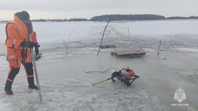 Жителей Московской области предупредили об очень хрупком льде на водоемах